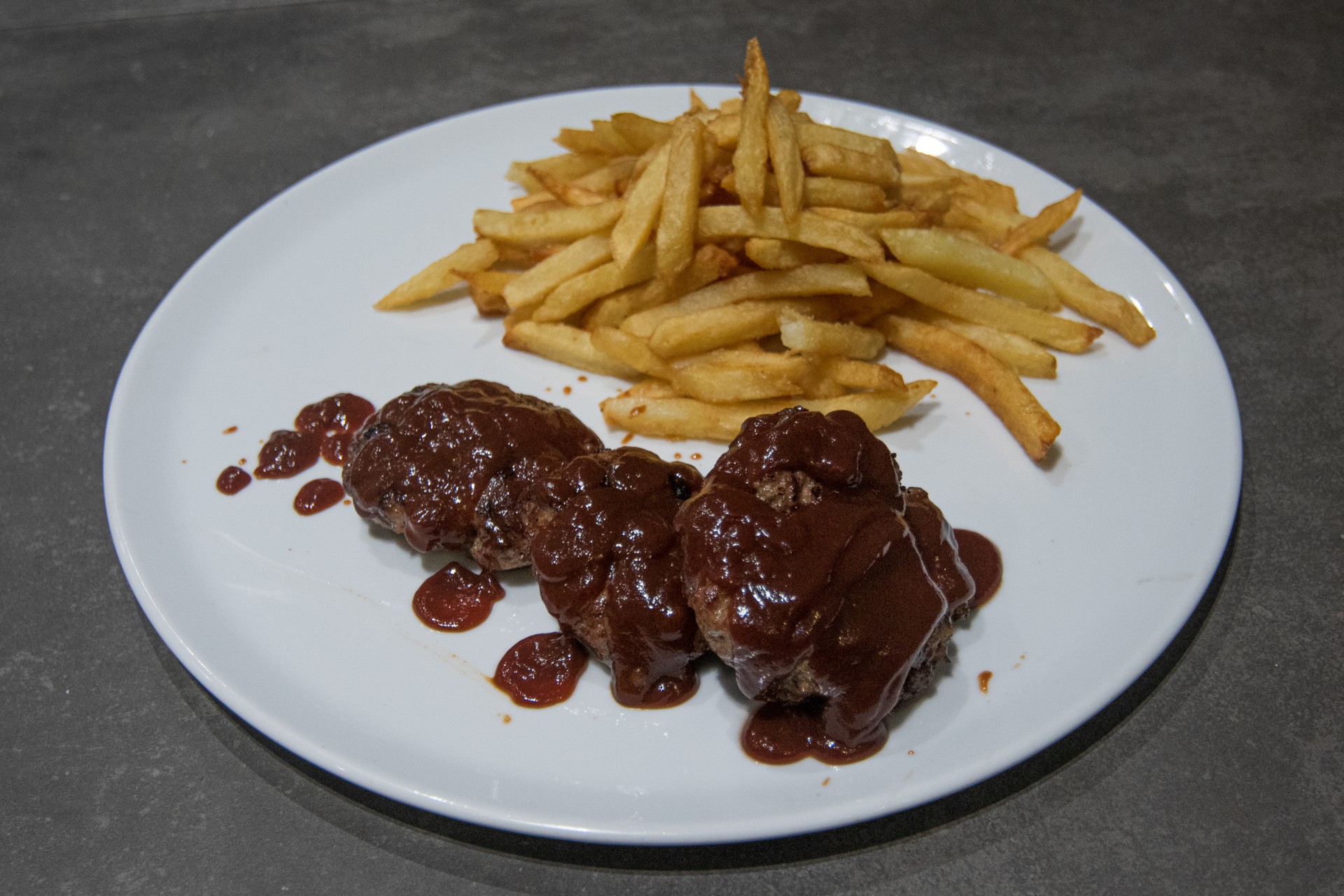 Μοσχαρίσιο µπιφτέκι στη σχάρα µε σάλτσα bbq και φρέσκιες πατάτες τηγανητές